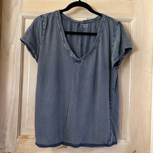 Urban Outfitters Vintage Wash V-Neck Short Sleeve Tee in Blue. Women’s Medium